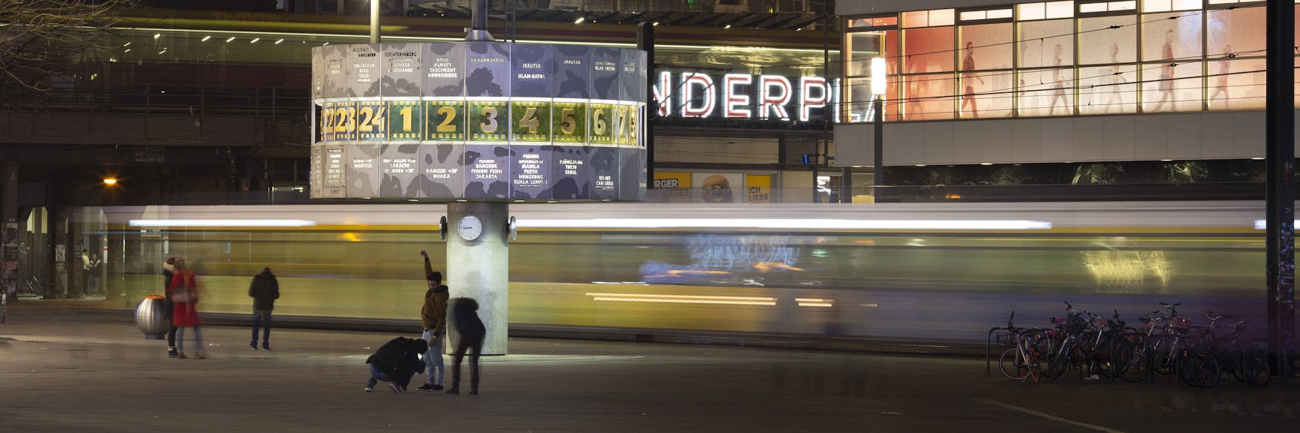 Eine Straßenbahn fährt nachts über den Alexanderplatz. Sollte im Rahmen der Covid-Maßnahmen eine Ausgangssperre verhängt werden, dürfen Passanten zu gewissen Zeiten ohne Grund nicht mehr unterwegs sein.