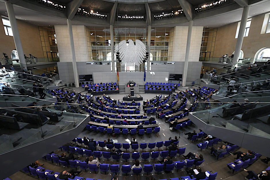 Jens Spahn, Bundesgesundheitsminister (CDU), spricht bei einer Sitzung des Bundestags. Thema ist die 2. und 3. Lesung zur Änderung des Infektionsschutzgesetzes mit anschließender Abstimmung über das Gesetz.