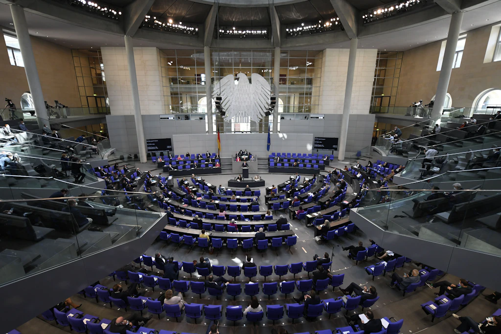 Heftiger Schlagabtausch über Corona-Notbremse im Bundestag