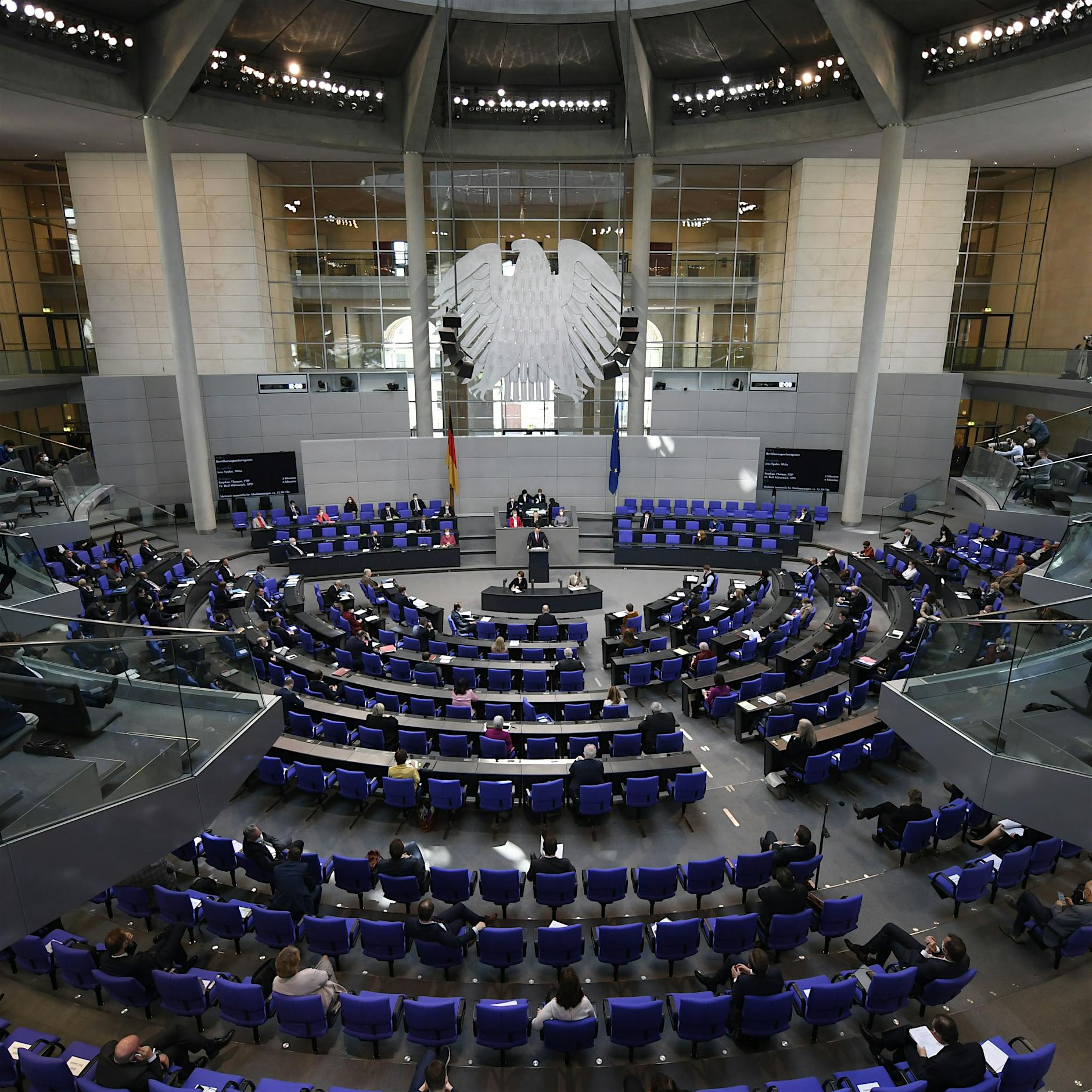 Heftiger Schlagabtausch über Corona-Notbremse im Bundestag