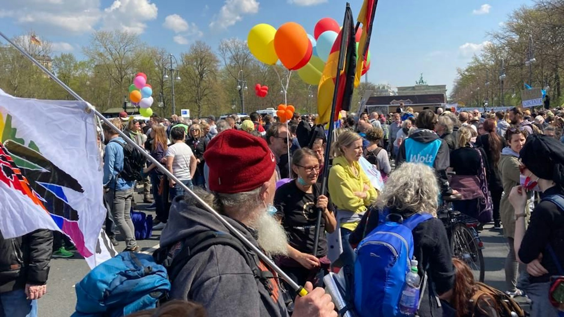 Unter den Demonstranten auf der Straße des 17. Juni sind Menschen aus der Mitte der Gesellschaft. Einige Esoteriker sind darunter. Fast alle Teilnehmer tragen keinen Mund-Nasen-Schutz.