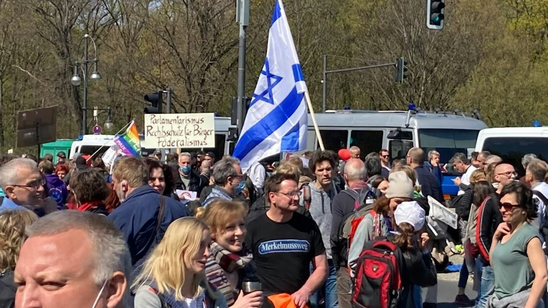 Demonstranten protestieren ohne Mund-Nasen-Schutz. 