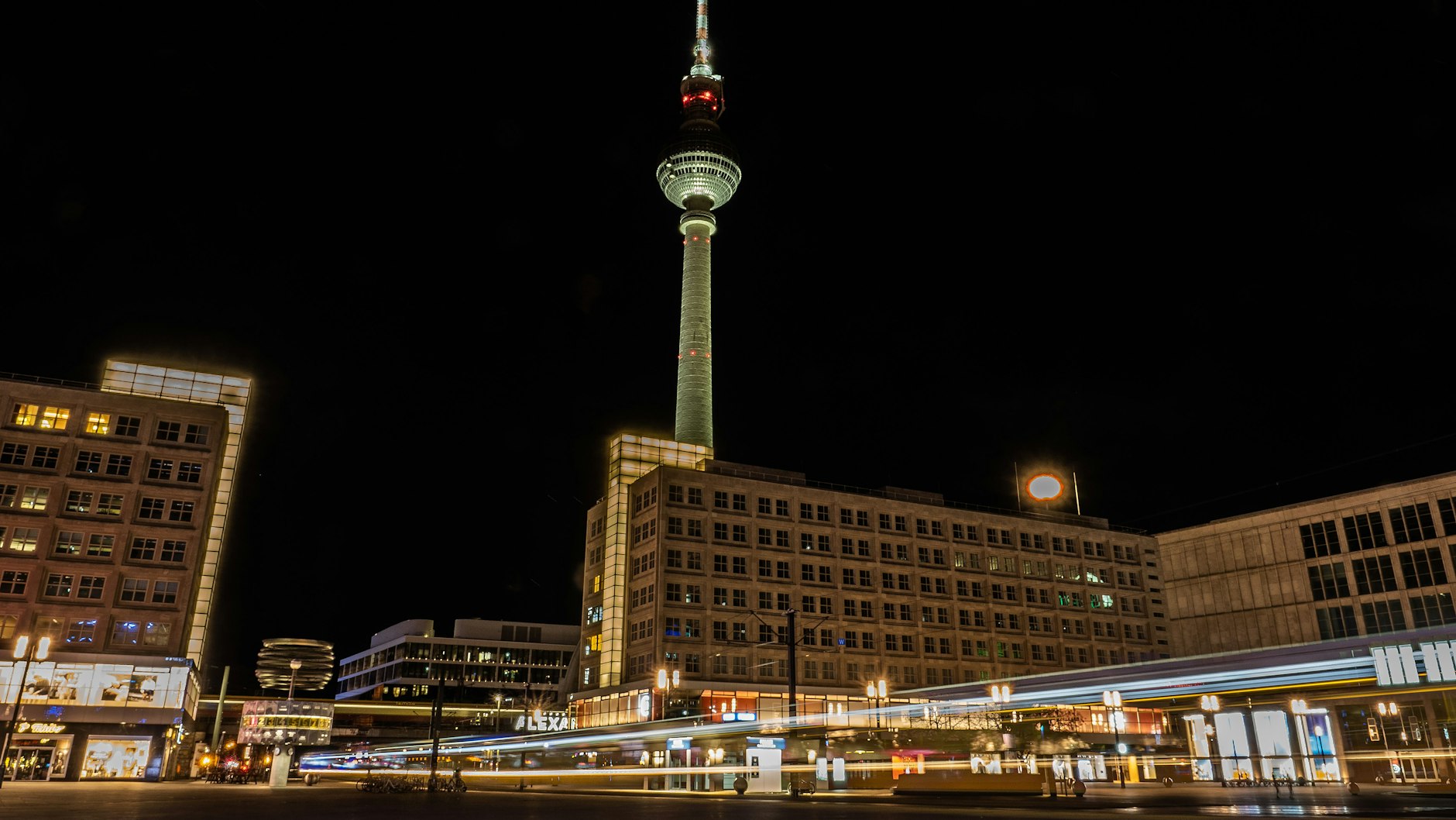 Straßenbahnen fahren über den Alexanderplatz. Sollte im Rahmen der Covid-Maßnahmen eine Ausgangssperre verhängt werden, dürfen Passanten zu gewissen Zeiten ohne Grund nicht mehr unterwegs sein.&nbsp;