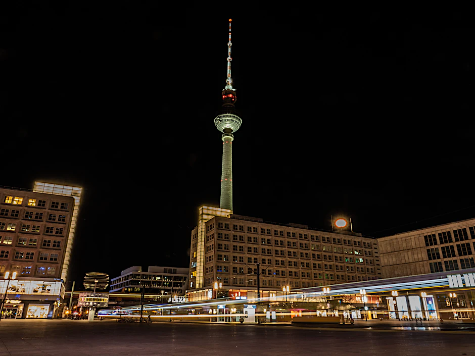 Straßenbahnen fahren über den Alexanderplatz. Sollte im Rahmen der Covid-Maßnahmen eine Ausgangssperre verhängt werden, dürfen Passanten zu gewissen Zeiten ohne Grund nicht mehr unterwegs sein.&nbsp;