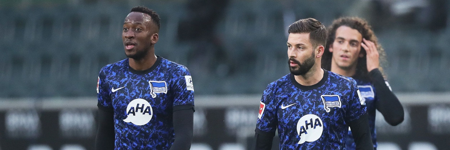 Dodi Lukebakio (l). und Marvin Plattenhardt (2.v. l.) müssen noch länger auf eine Rückkehr warten.&nbsp;