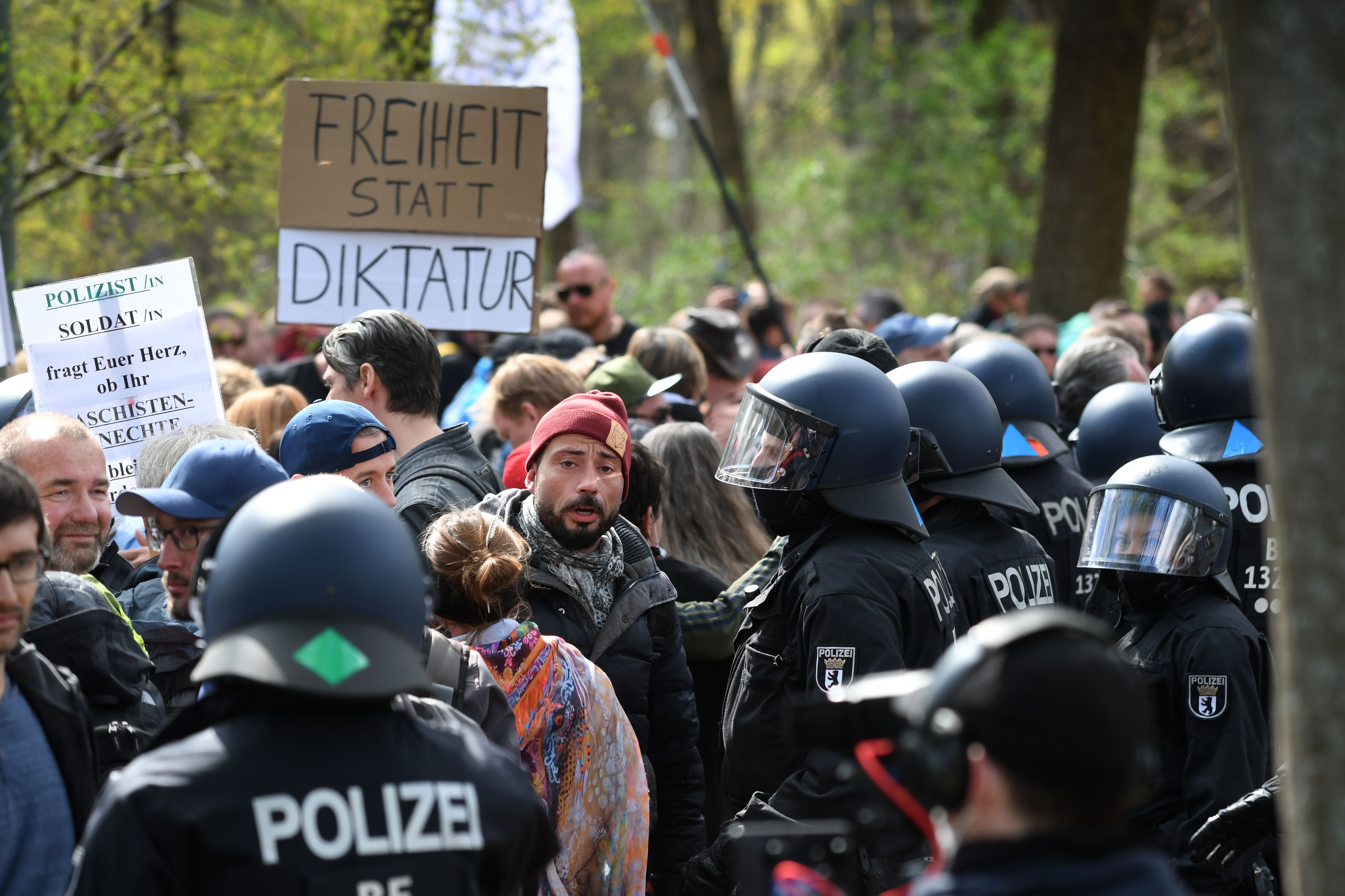 Polizei Löst Corona-Demos In Berlin Auf – Mehr Als 200 Festnahmen