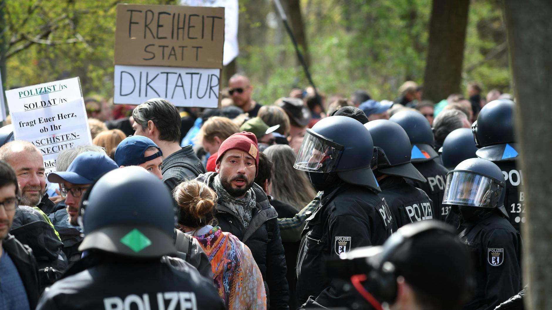 Tausende Menschen haben am Mittwoch in Berlin gegen die Novelle des Infektionsschutzgesetzes demonstriert. <br><br>