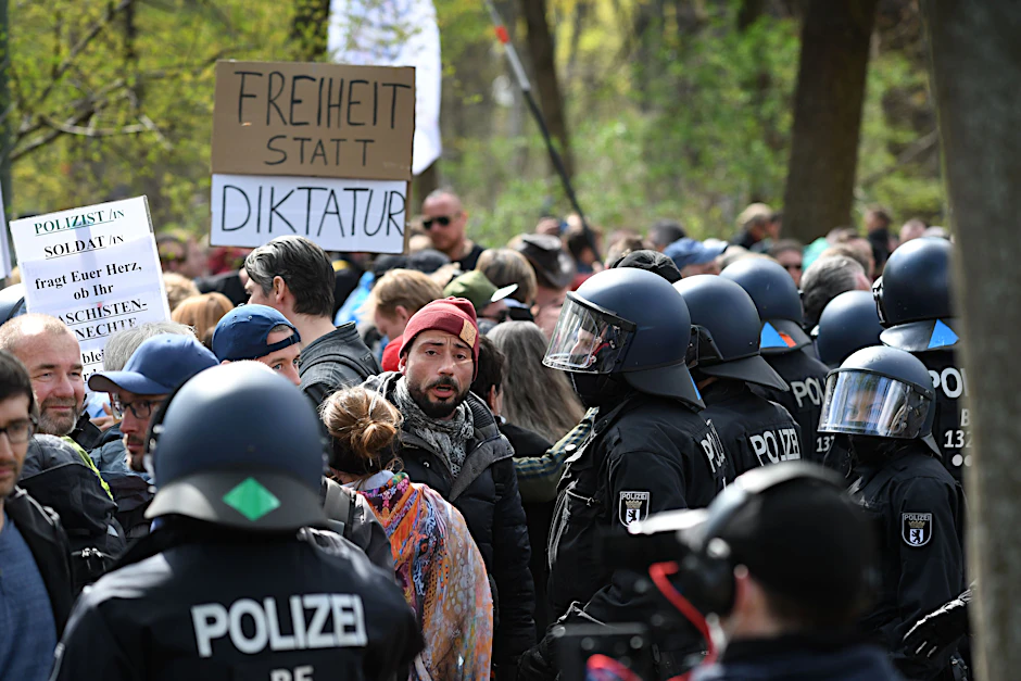 Tausende Menschen haben am Mittwoch in Berlin gegen die Novelle des Infektionsschutzgesetzes demonstriert.  <br><br>