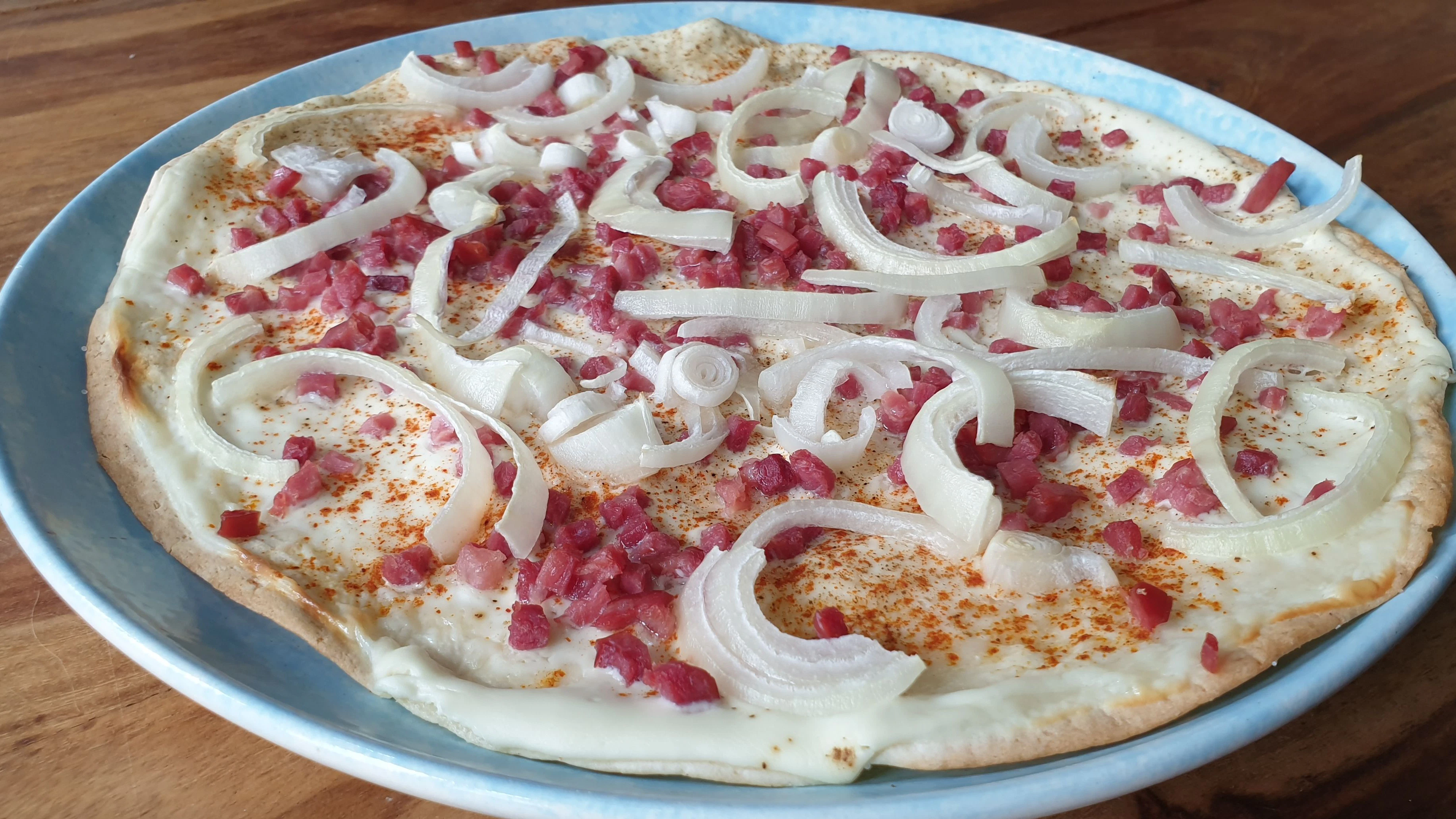 Wer es mag, kann den Blitz-Flammkuchen zusätzlich mit Paprikapulver würzen.&nbsp;