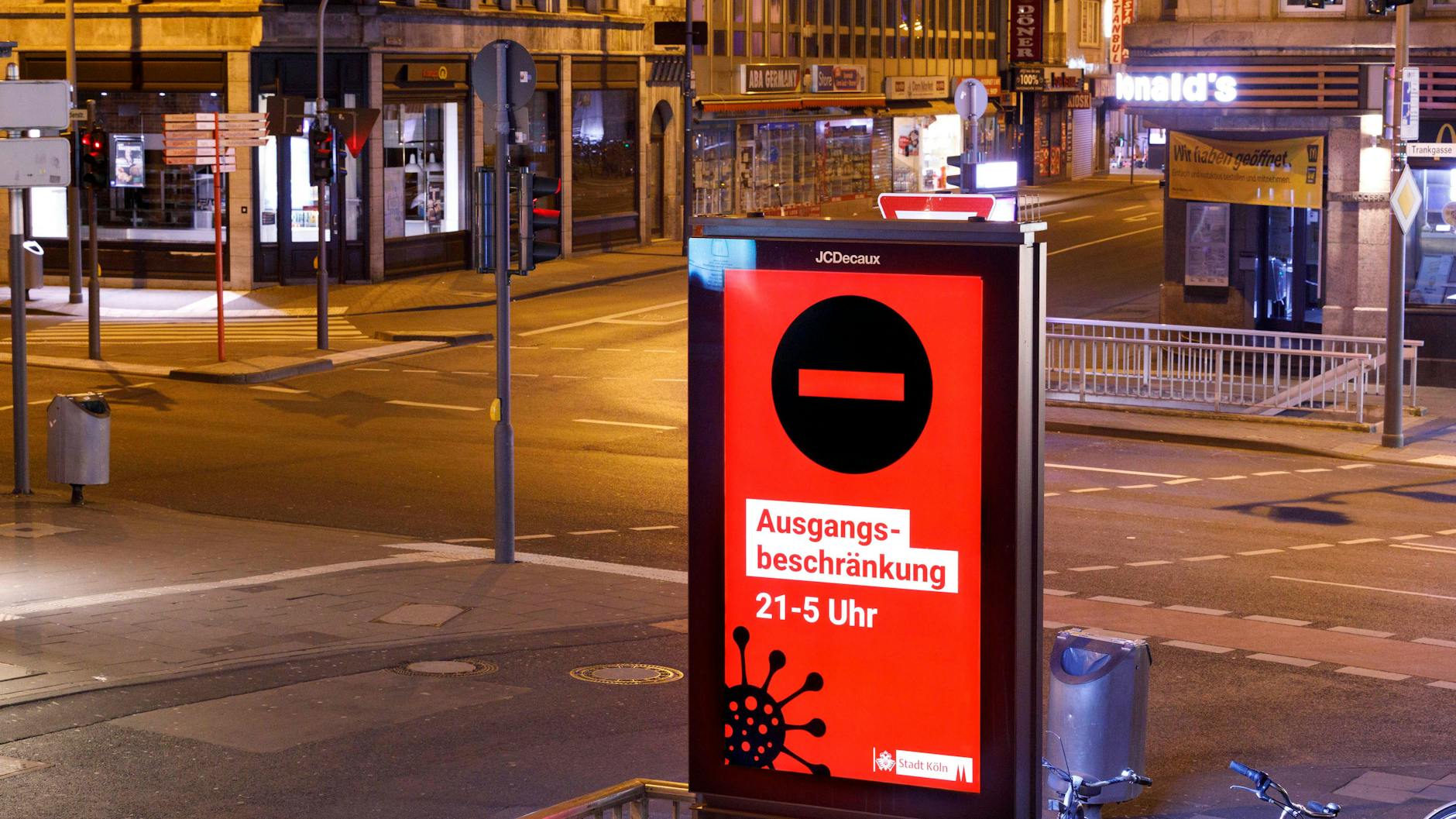 Ausgangssperren wie hier in Köln soll es künftig auf Basis des Infektionsschutzgesetzes bundesweit geben. Der FDP geht das zu weit.