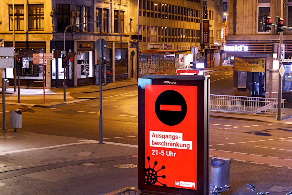 Ausgangssperren wie hier in Köln soll es künftig auf Basis des Infektionsschutzgesetzes bundesweit geben. Der FDP geht das zu weit.