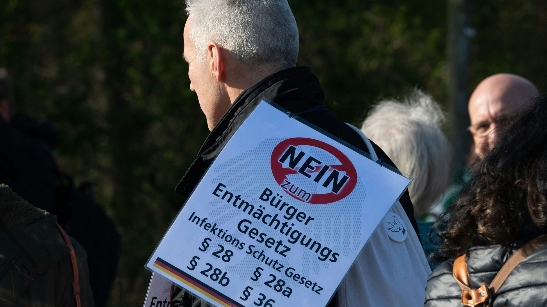 Ein Teilnehmer der Demonstration auf der Straße des 17. Juni protestiert gegen die Corona-Beschränkungen und die Änderung des Infektionsschutzgesetzes.