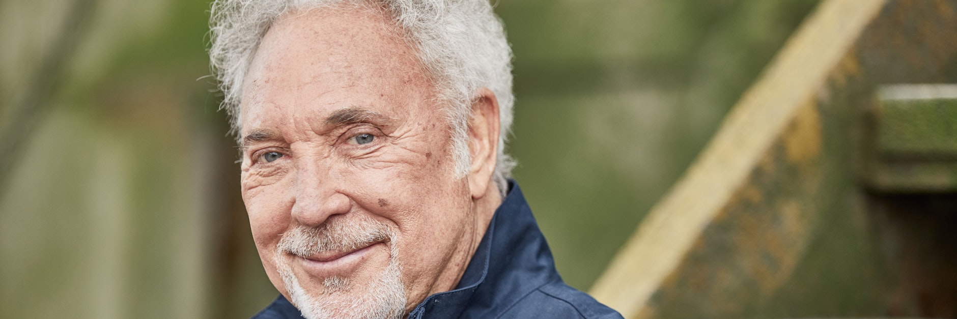 Der walisische Sänger Tom Jones. Der 80-Jährige trauert noch immer um seine 2016 verstorbene Frau.