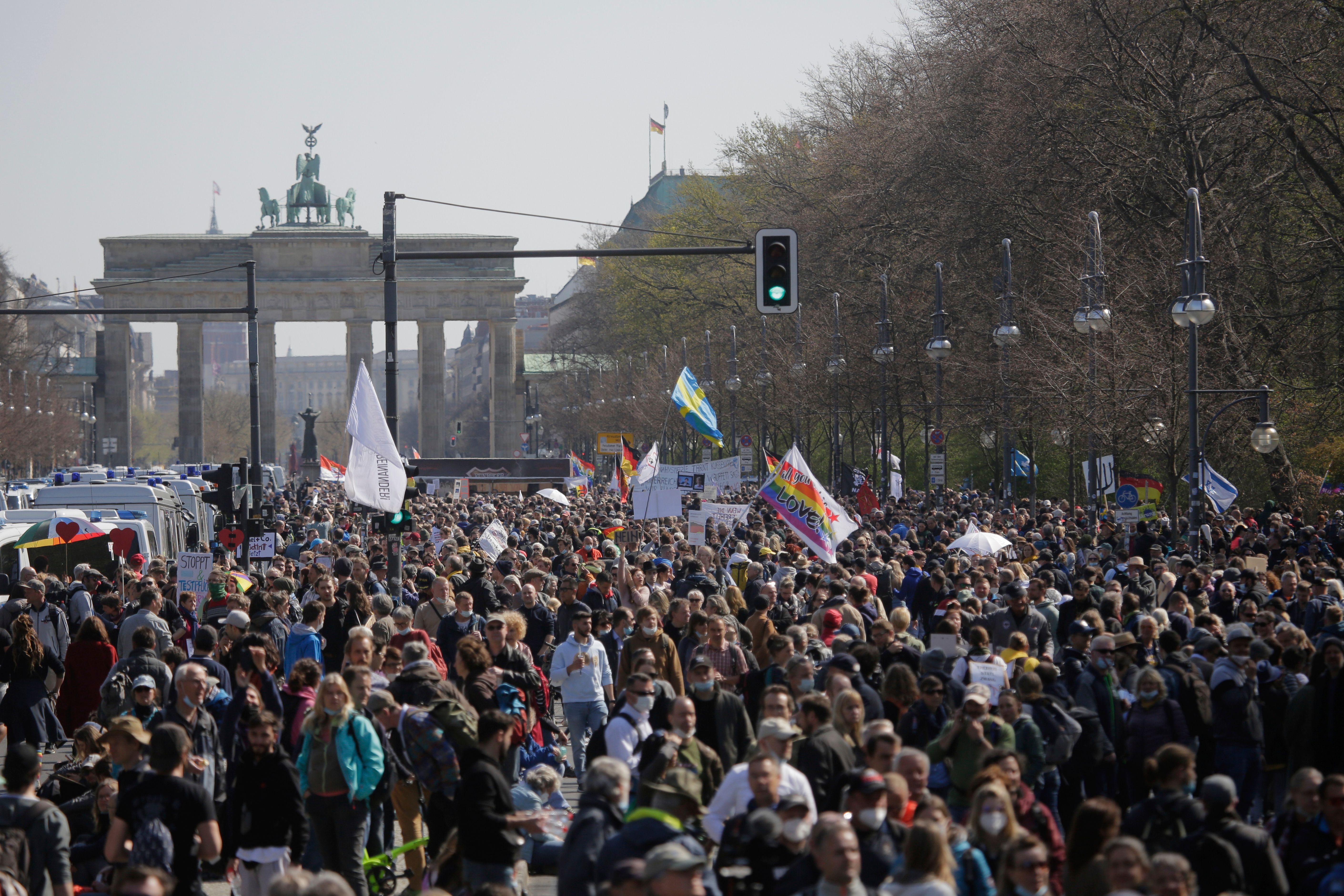 Polizei Löst Corona-Demos In Berlin Auf – Mehr Als 200 Festnahmen