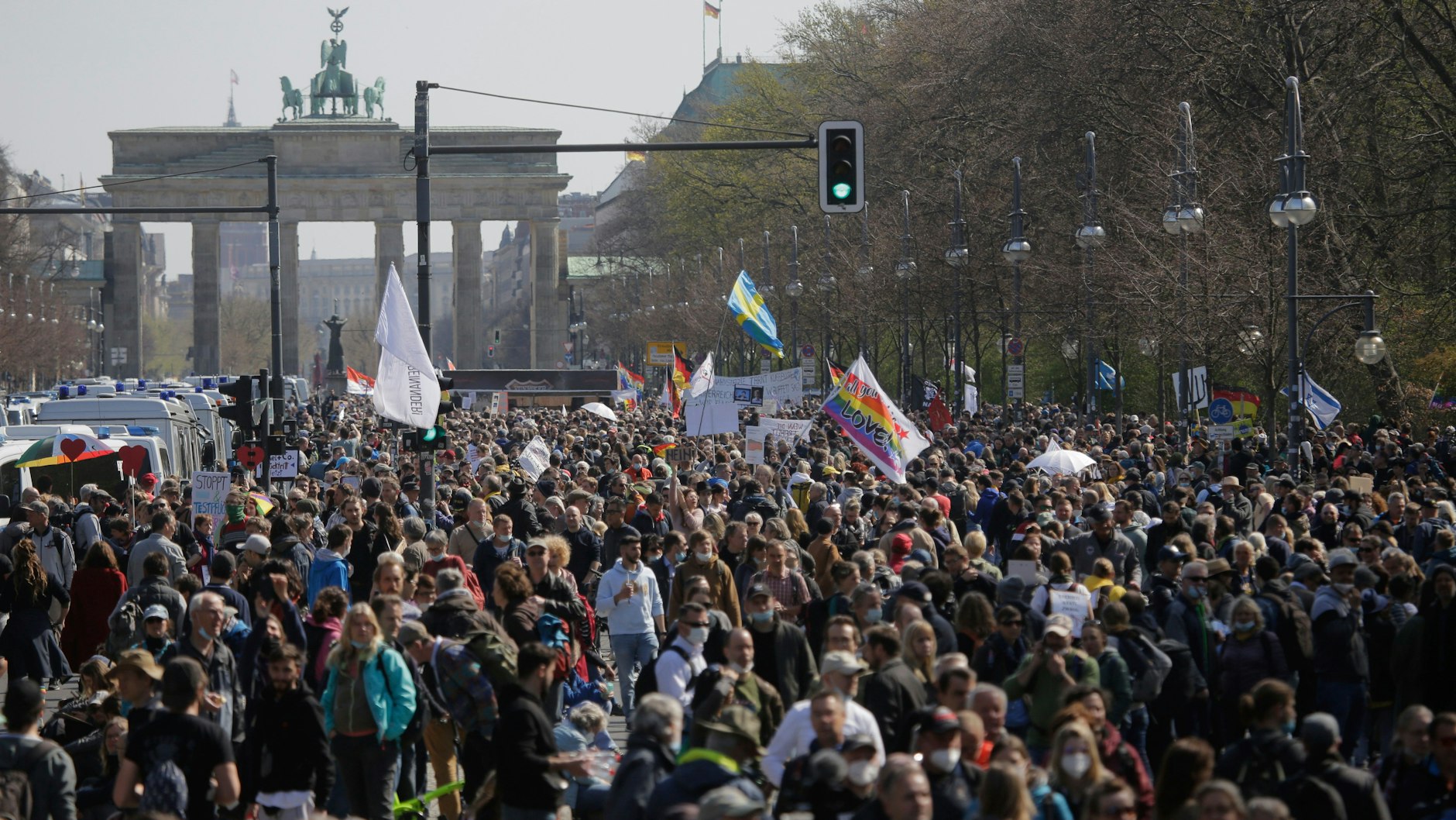 Über 8000 Demonstranten protestieren auf der Straße des 17. Juni gegen das neue Infektionsschutzgesetz.