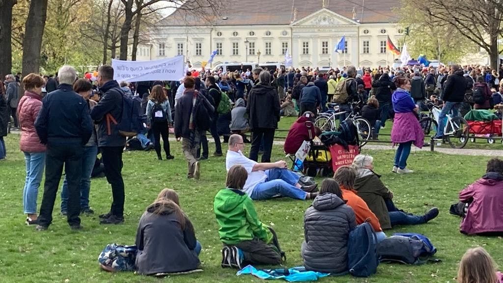 Vor dem Schloss Bellevue versammeln sich immer mehr Demonstranten.