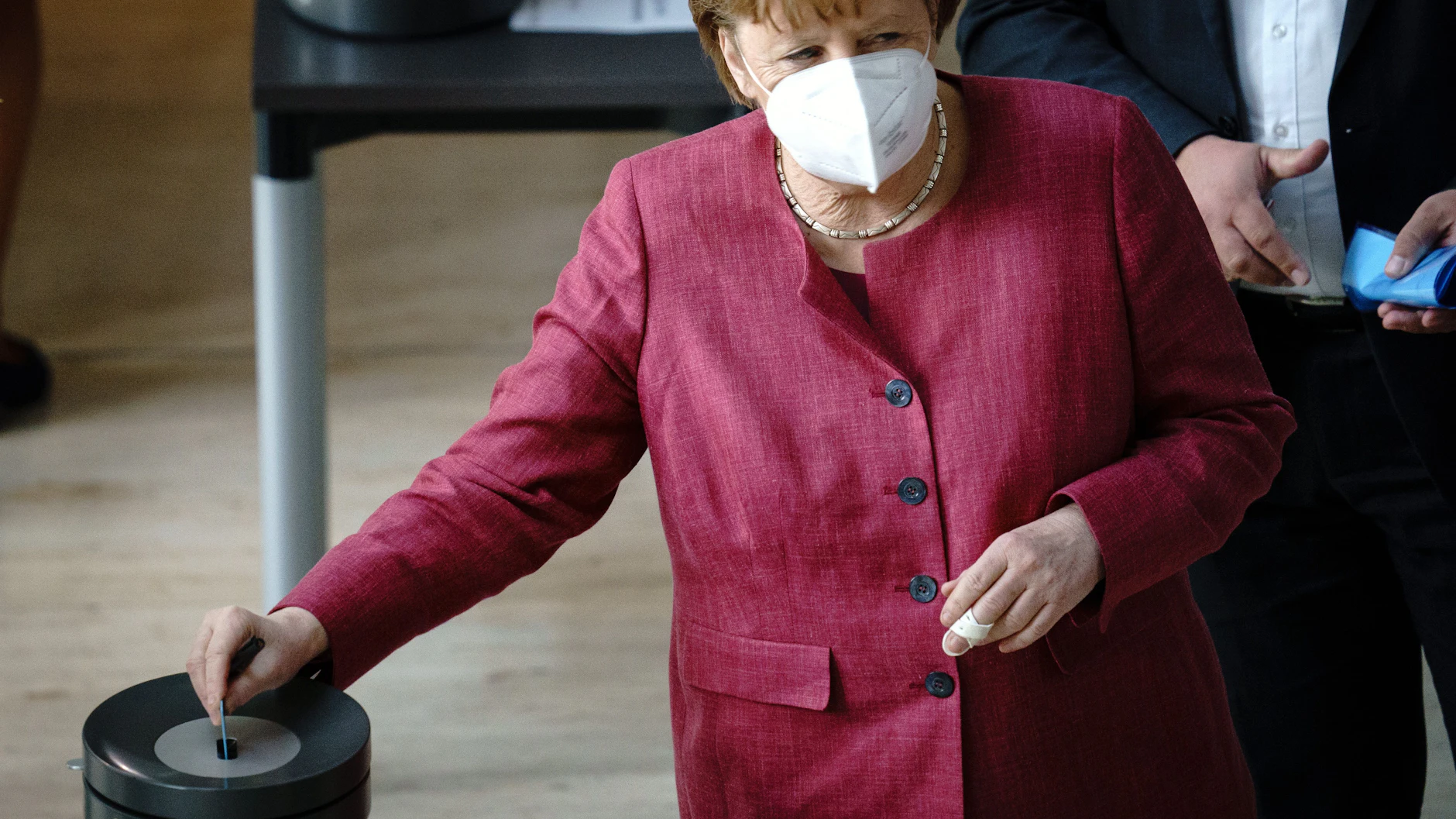 Bundeskanzlerin Angela Merkel (CDU) steckt ihre Stimmkarte bei der Sitzung des Bundestags in die Wahlurne. Es wurde über das erweiterte Infektionsschutzgesetz zur Eindämmung der Corona-Pandemie abgestimmt.