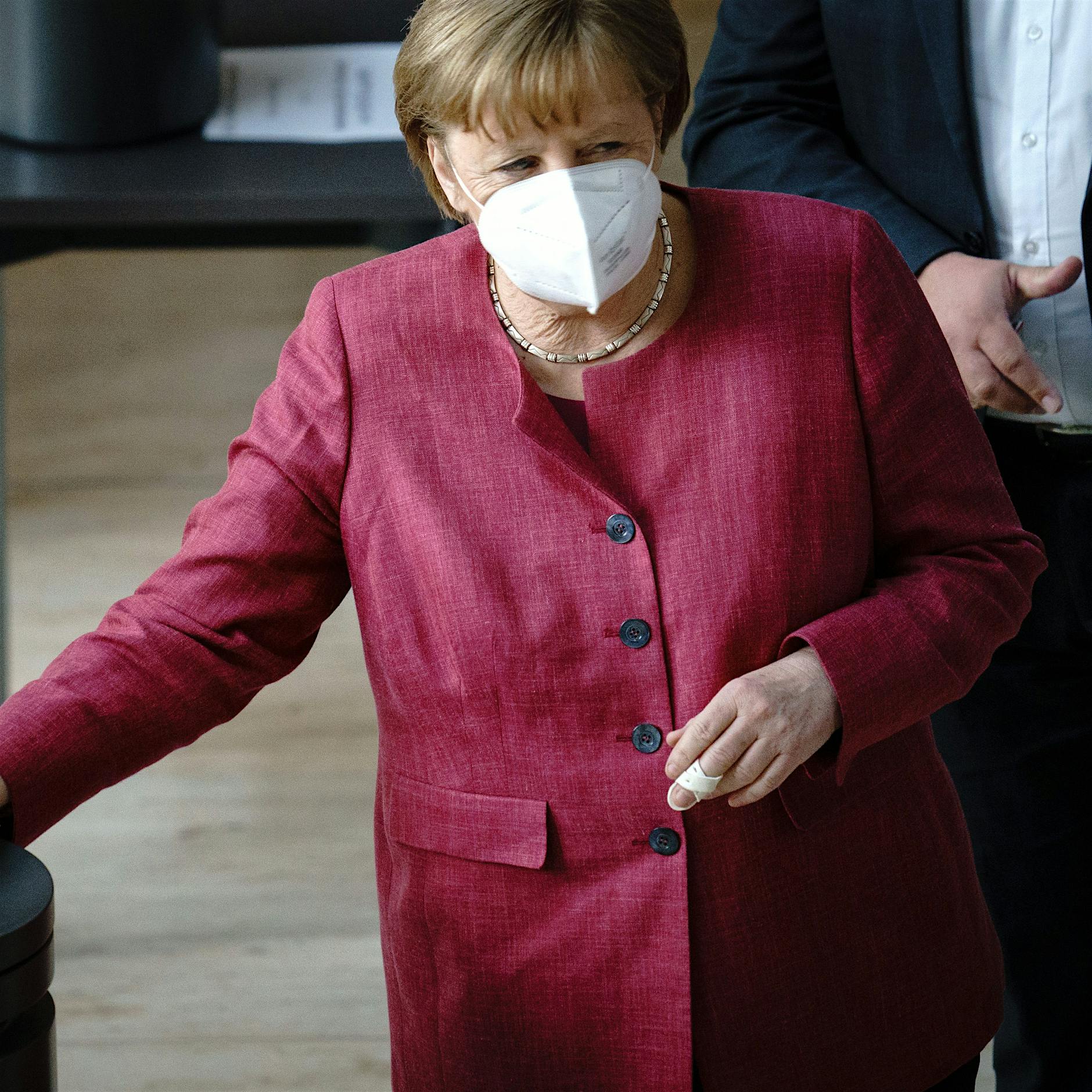 Bundestag beschließt Ausgangssperren und Schulschließungen