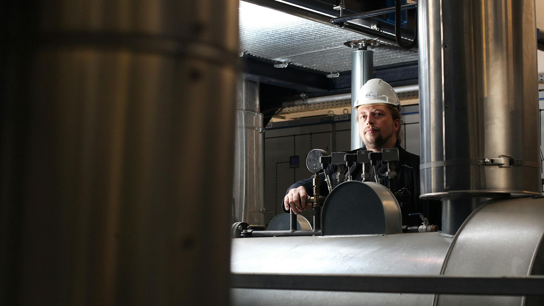 Nico Wittlief an der Kesselanlage im BTB-Heizkraftwerk Adlershof. Nur für das Foto hat er die FFP2-Maske abgenommen, die er sonst bei seinen Kontrollgängen tragen muss.