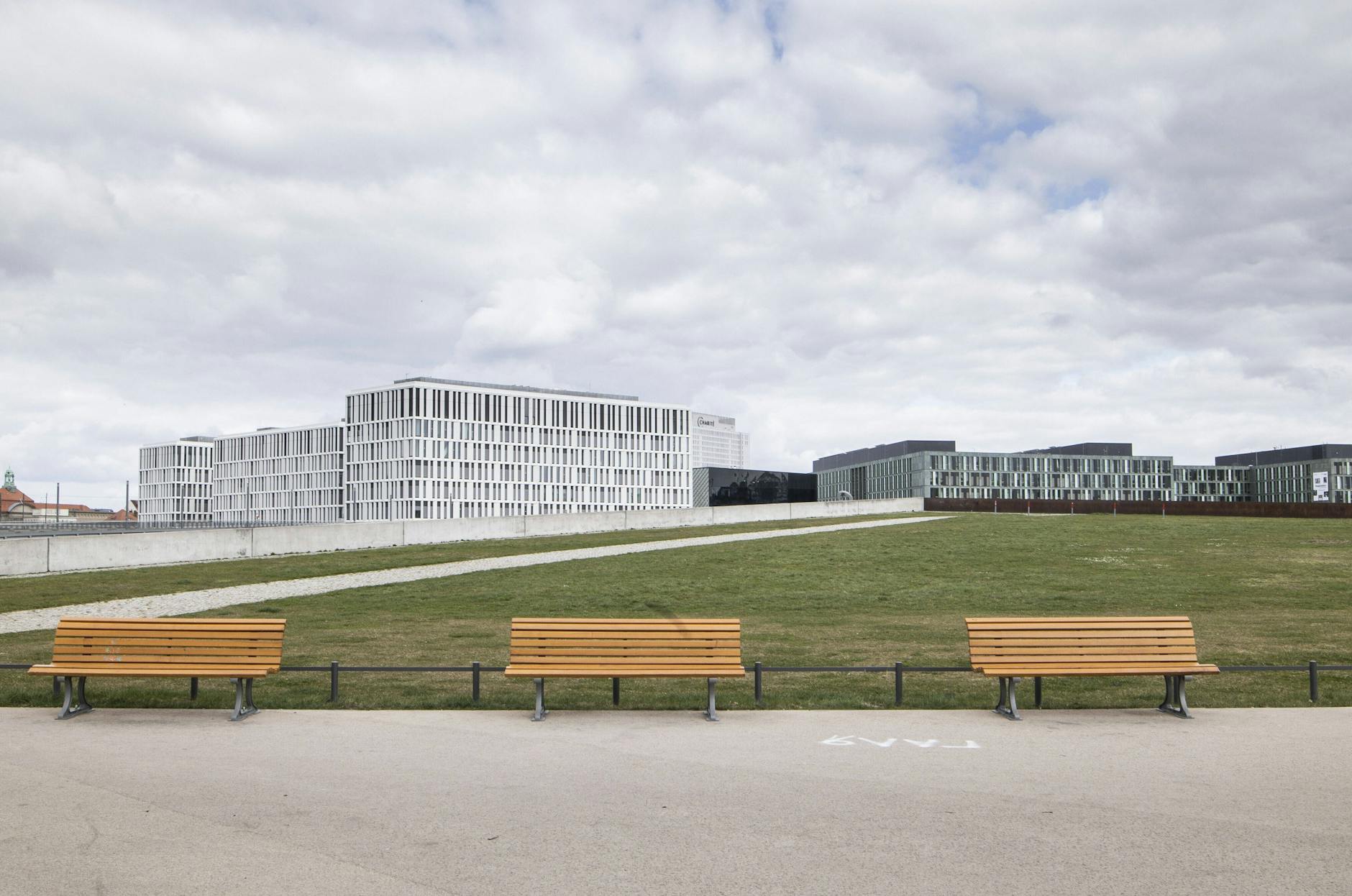 Steigender Inzidenzwert, hoch ansteckende Coranavirus-Mutante. Das kommende Infektionsschutzgesetz schreibt eine nächtliche Ausgangssperre vor.