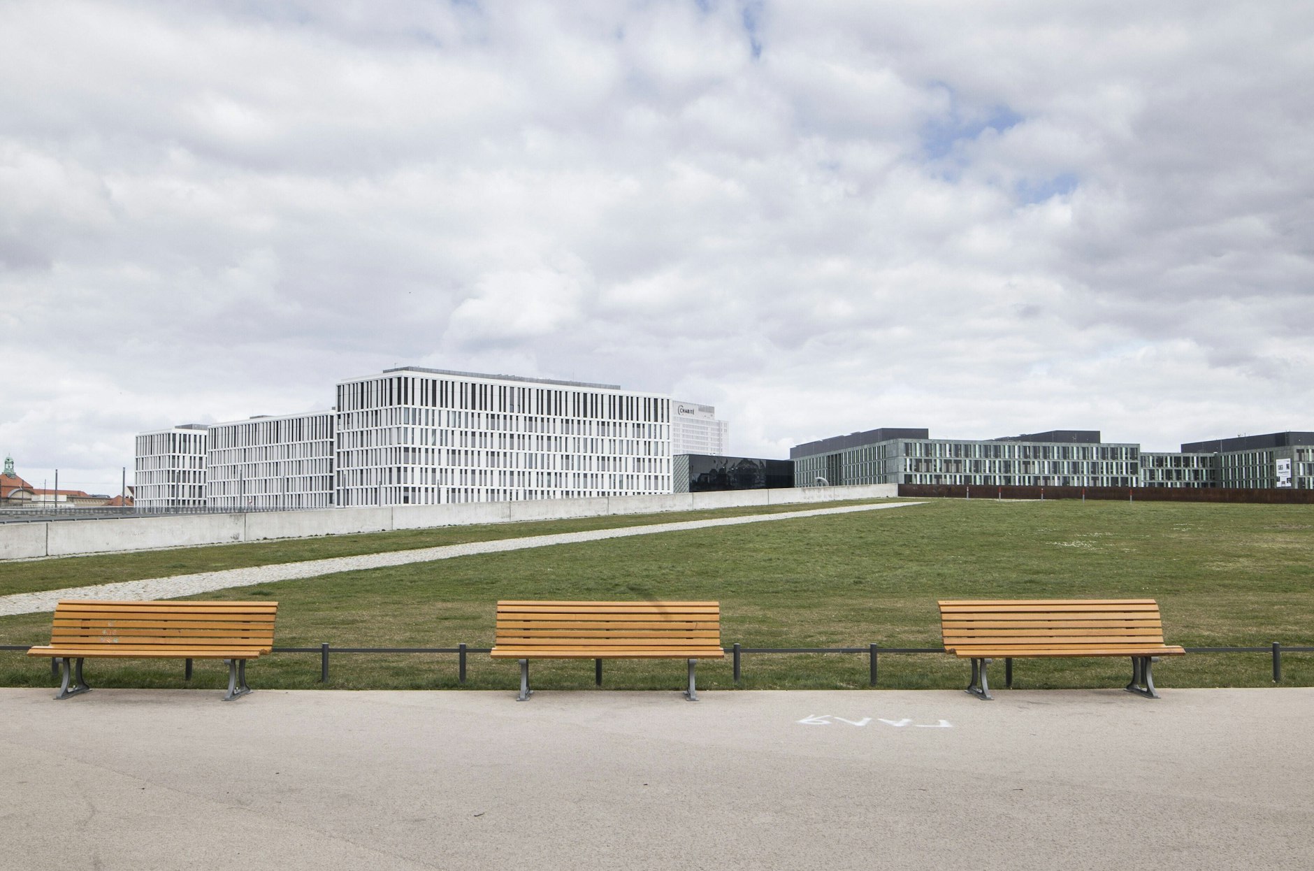 Steigender Inzidenzwert, hoch ansteckende Coranavirus-Mutante. Das kommende Infektionsschutzgesetz schreibt eine nächtliche Ausgangssperre vor.