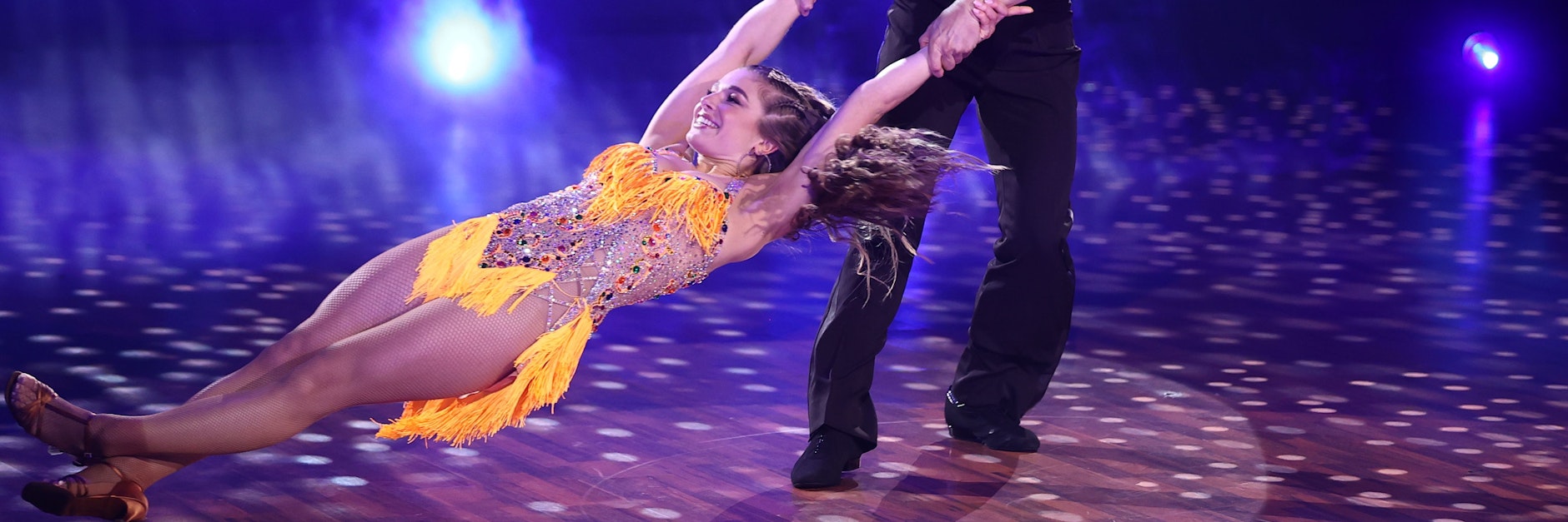 Auch die Moderatorin Lola Weippert sieht in ihrem maßgeschneiderten „Let’s Dance“-Traumoutfit einfach hammermäßig aus. Doch was passiert mit dem Fummel eigentlich nach der Show?