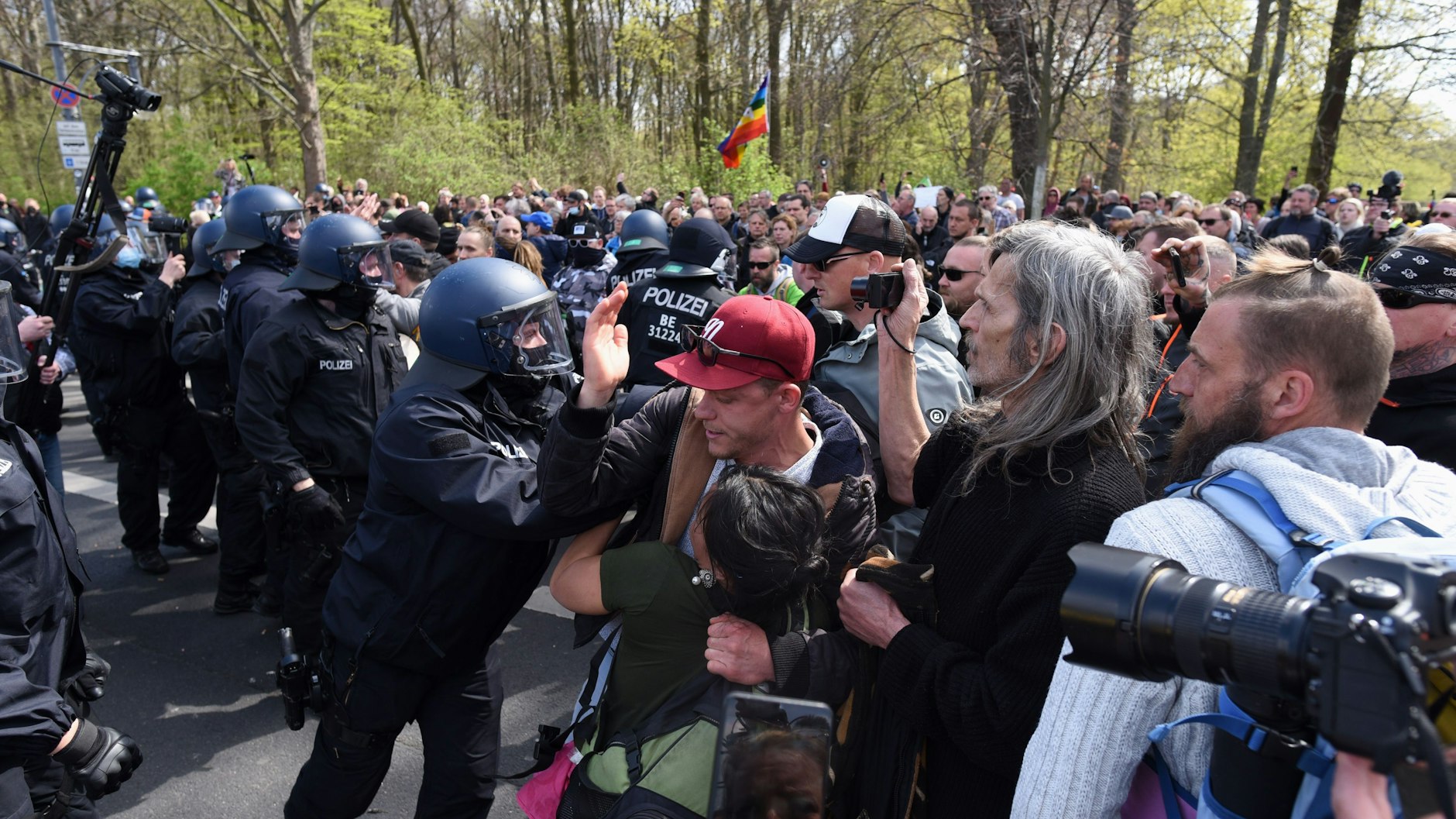 Polizisten gehen im Großen Tiergarten, südlich der Straße des 17. Juni, gegen Demonstranten vor.