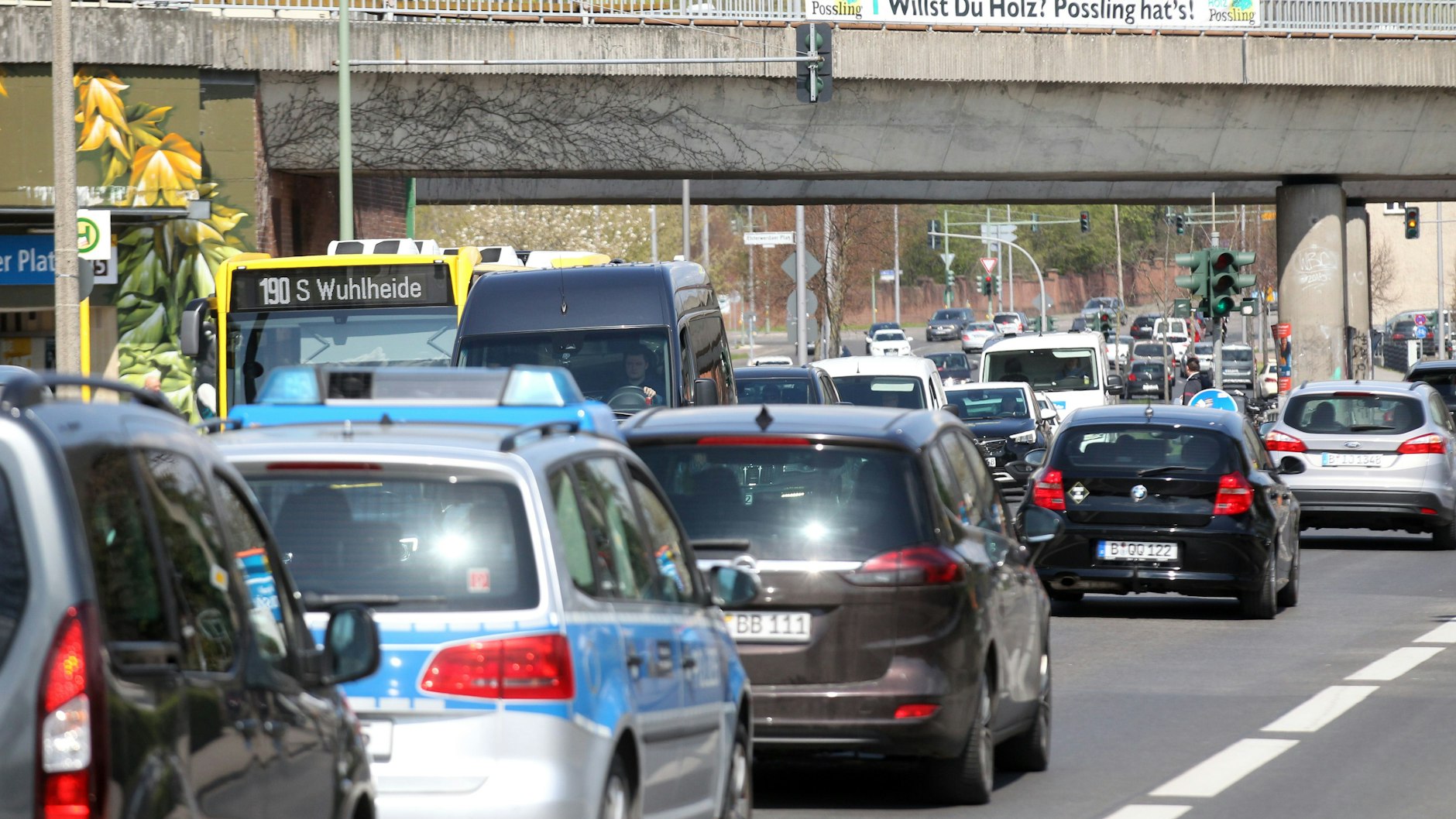Stau auf der Köpenicker Straße am U-Bahnhof Elsterwerdaer Platz in Biesdorf-Süd. Die TVO soll die Straße entlasten.