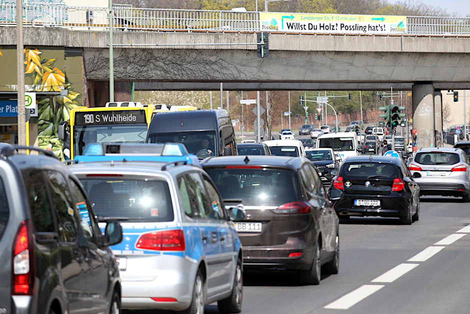 Stau auf der Köpenicker Straße am U-Bahnhof Elsterwerdaer Platz in Biesdorf-Süd. Die TVO soll die Straße entlasten.