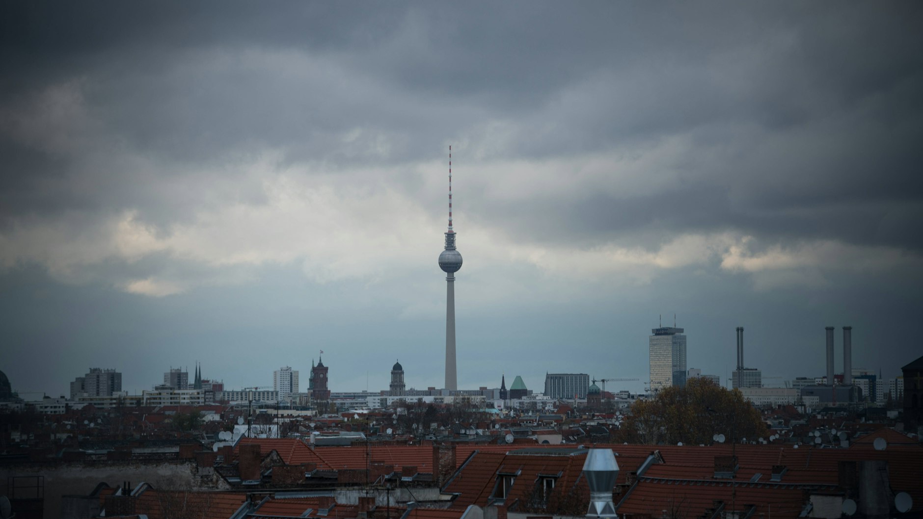 Düstere Aussichten: Nach dem Mietendeckel-Urteil werden die Mieten wieder kräftig steigen, prognostiziert das Onlineportal Immowelt.