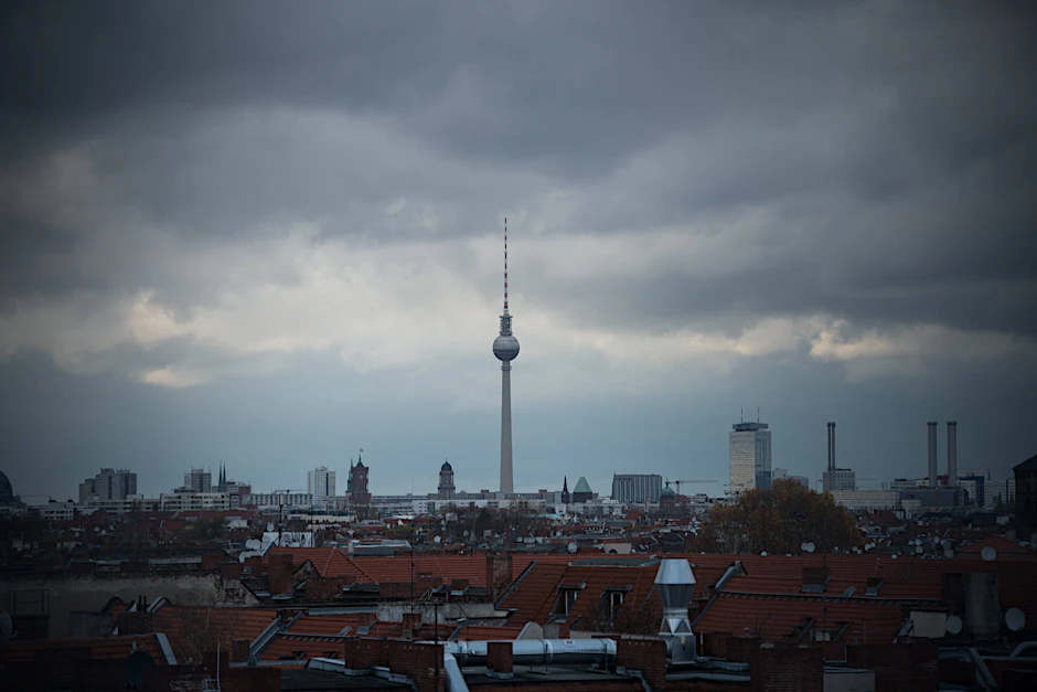 Düstere Aussichten: Nach dem Mietendeckel-Urteil werden die Mieten wieder kräftig steigen, prognostiziert das Onlineportal Immowelt.