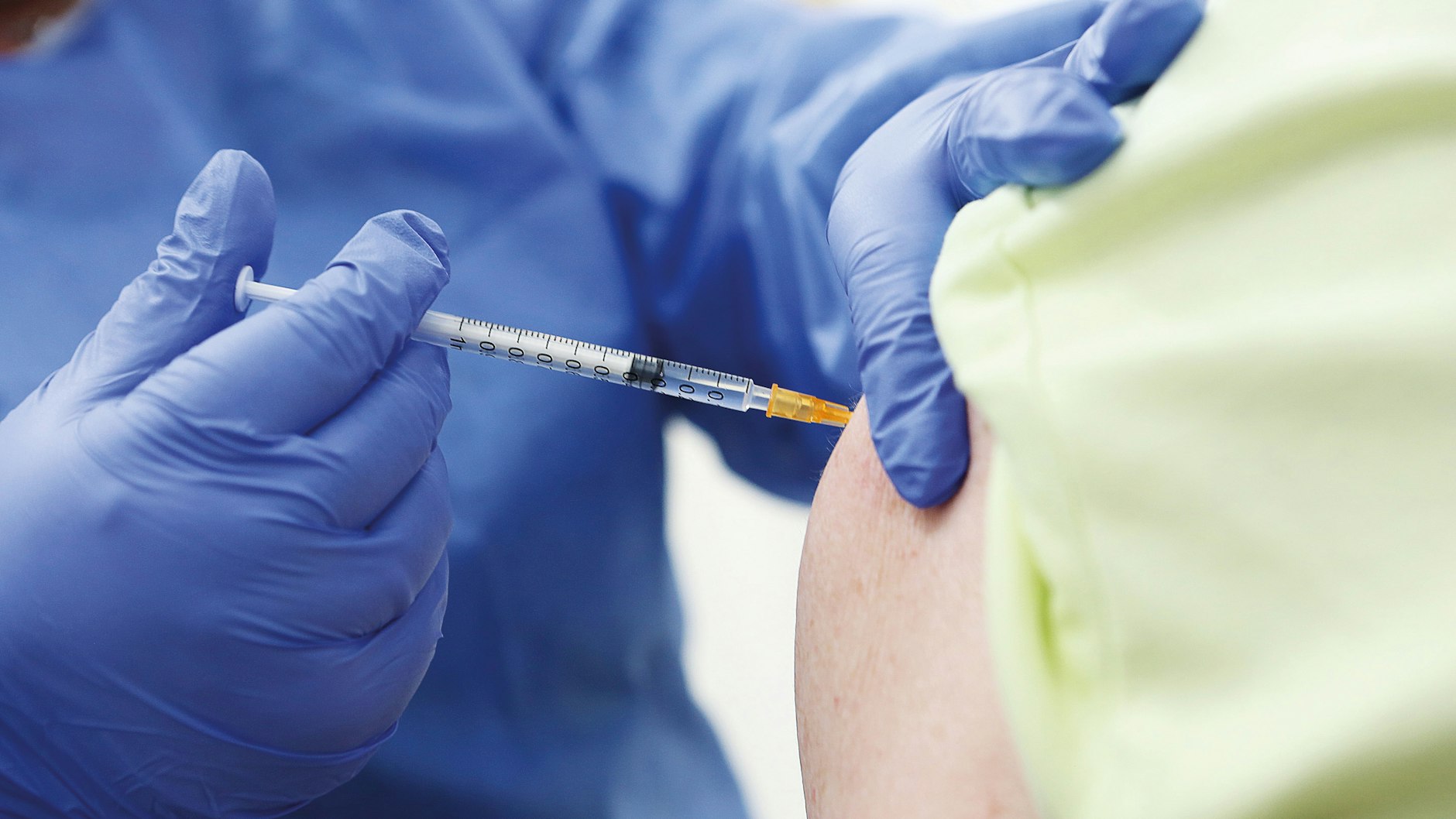 In der Altersgruppe zwischen 60 und 70 liegt das Risiko eines schweren Verlaufs mehr als 600-mal höher als das Risiko von Nebenwirkungen der Impfung, sagt die Virologin Sandra Ciesek.