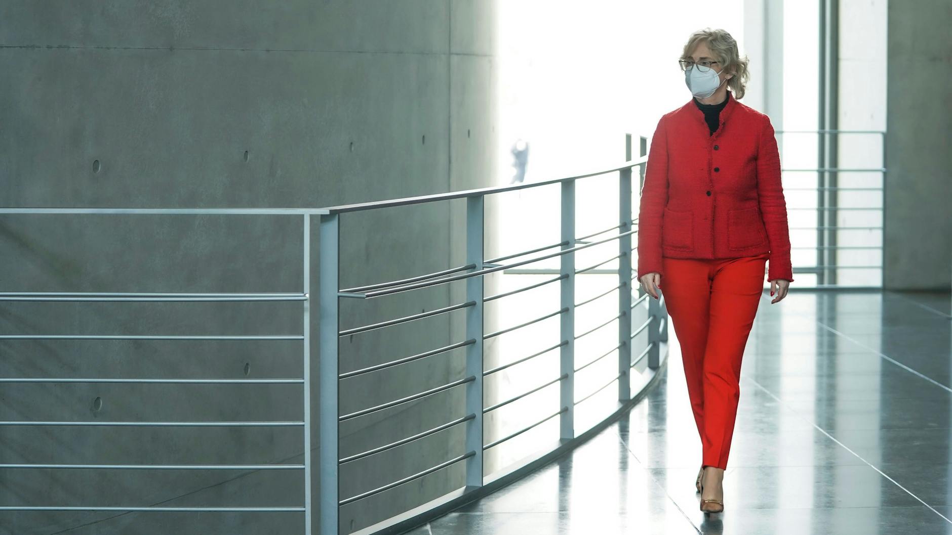Bundesjustizministerin Christine Lambrecht auf dem Weg zur Zeugenaussage beim parlamentarischen Untersuchungsausschuss Wirecard im Elisabeth-Lueders-Haus in Berlin. 