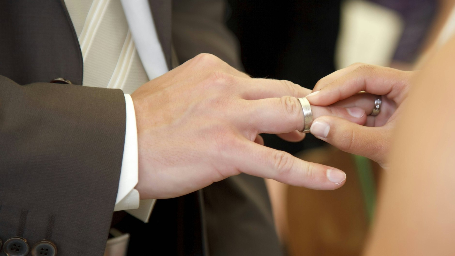 Vier Hochzeiten in 37 Tagen: Das hat ein taiwanesisches Paar auf sich genommen, um mehr als einen Monat Urlaub zu bekommen.