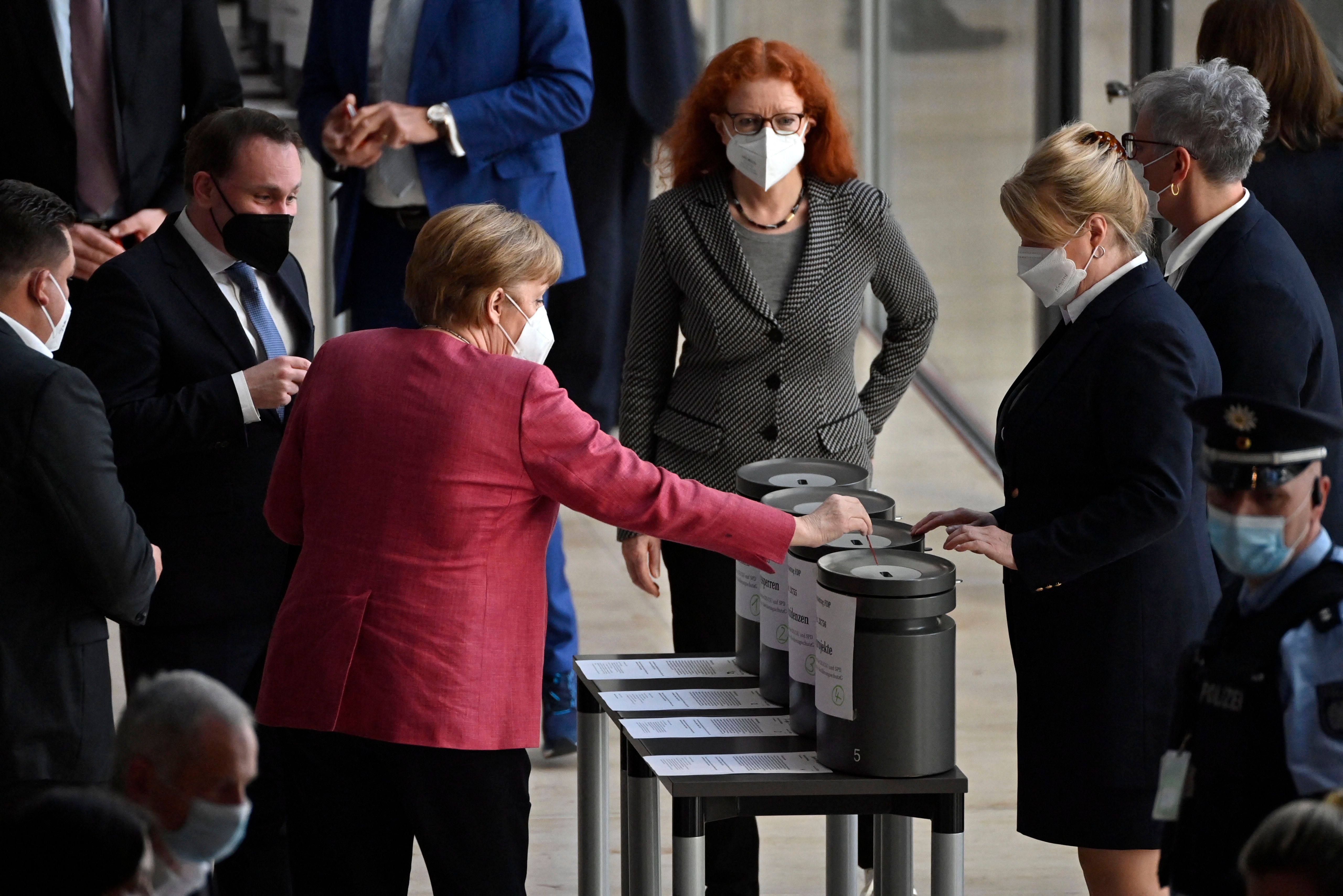 AFD-Politiker Schleust „Querdenken“-Aktivisten In Den Bundestag ...