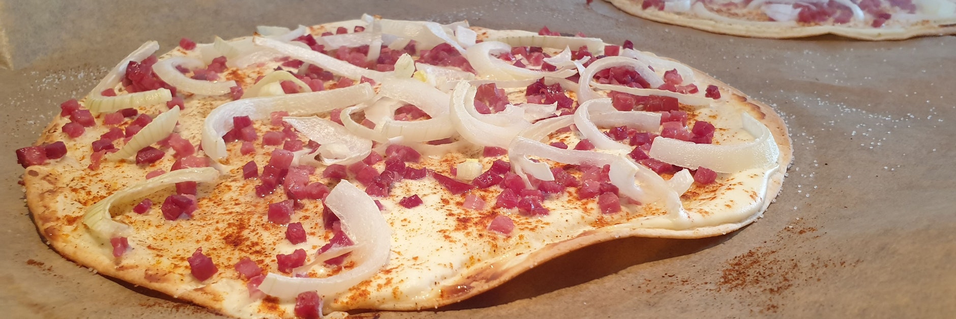 Der Blitz-Flammkuchen steht in weniger als 15 Minuten auf dem Tisch.
