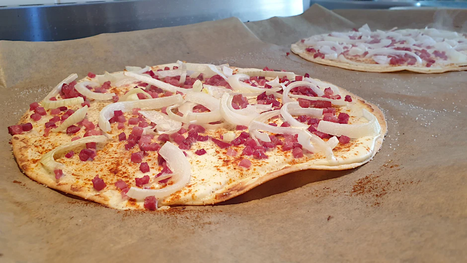 Der Blitz-Flammkuchen steht in weniger als 15 Minuten auf dem Tisch.