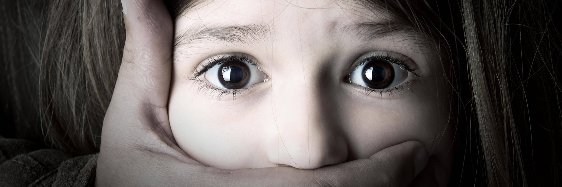 Ein Mädchen wurde vom Freund ihrer Mutter missbraucht und zum Sex angeboten, die Mutter wusste davon und duldete es.