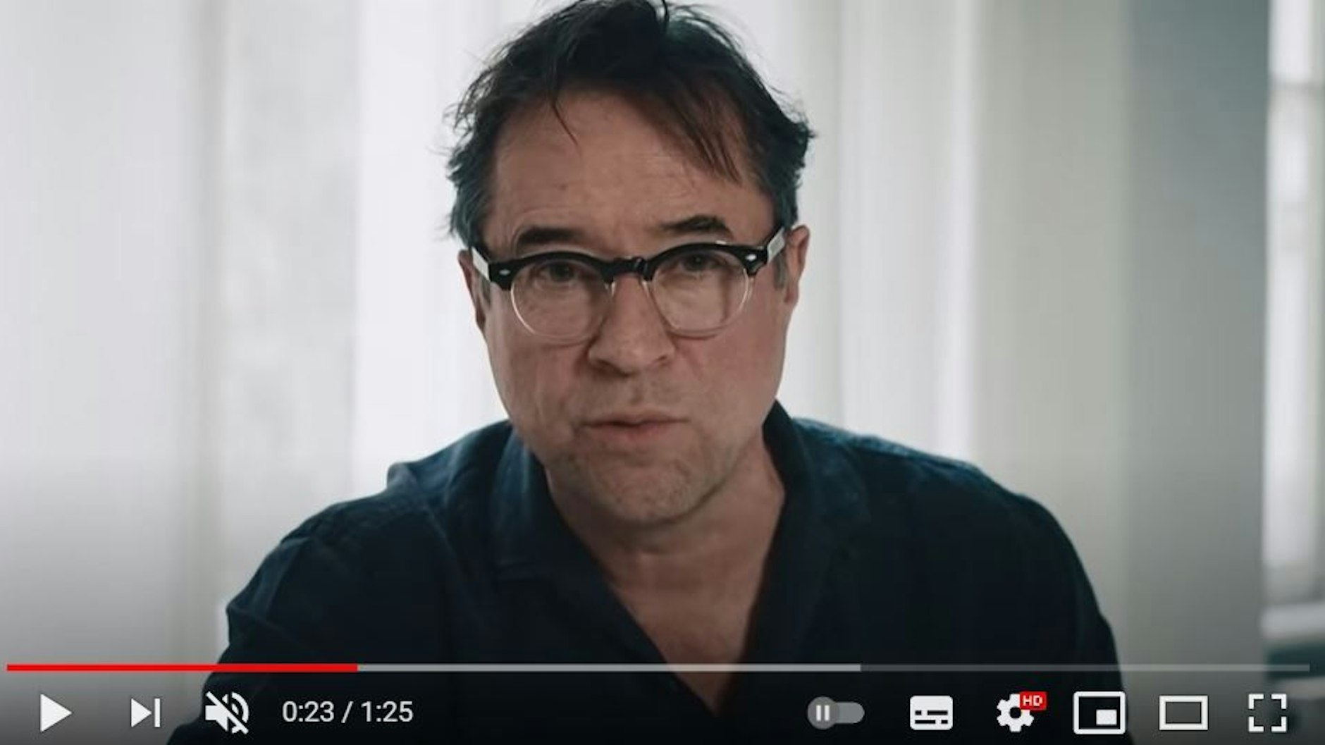 Jan Josef Liefers ist einer von über 50 Schauspielern, die unter den Hashtags #allesdichtmachen, #niewiederaufmachen und #lockdownfürimmer mit scharfer Satire gegen die Corona-Politik protestieren.