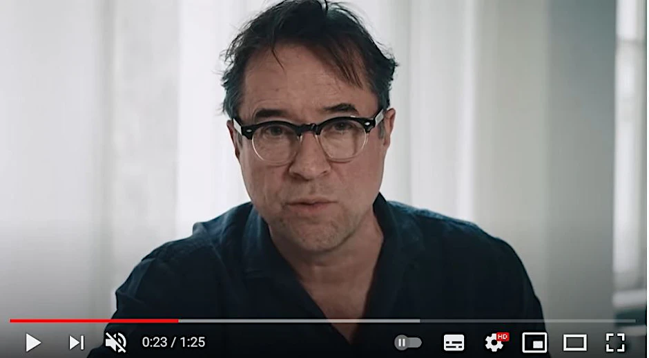 Jan Josef Liefers ist einer von über 50 Schauspielern, die unter den Hashtags #allesdichtmachen, #niewiederaufmachen und #lockdownfürimmer mit scharfer Satire gegen die Corona-Politik protestieren.