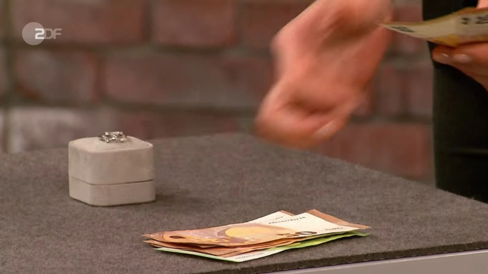 Der Ring bringt bei&nbsp;„Bares für Rares“ am Ende 350 Euro.
