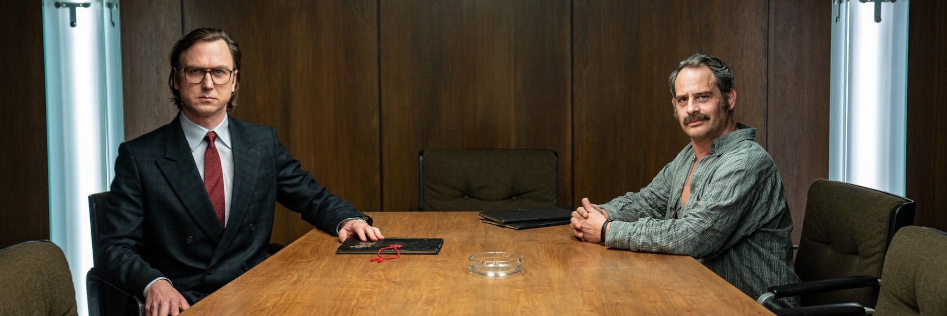 Lars Eidinger und Moritz Bleibtreu (r.) drehen die Serie „Faking Hitler“.