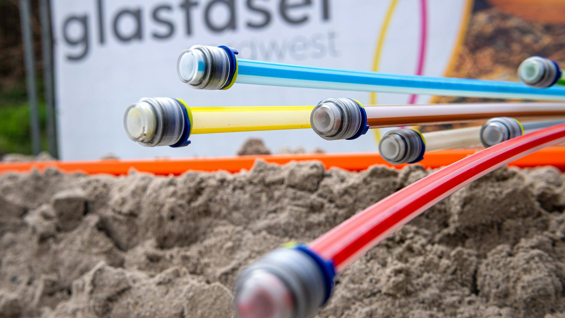 Glasfaserkabel liegen auf einer Baustelle. Ab 2022 soll es auch in den ländlichen Regionen schnelleres Internet geben.&nbsp;