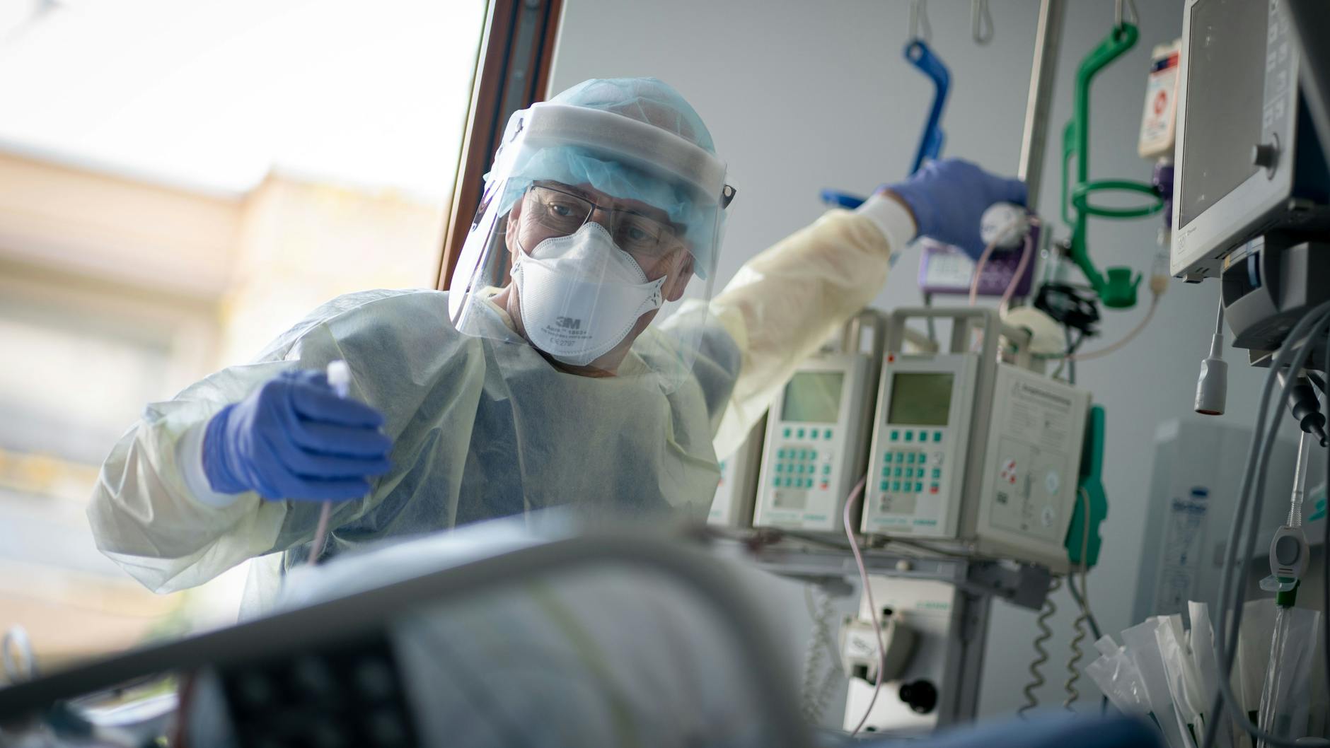 Intensivstation des Berliner Krankenhauses Bethel (Archivbild). Mehr als 5000 Corona-Patienten in Deutschland müssen intensivmedizinisch behandelt werden.