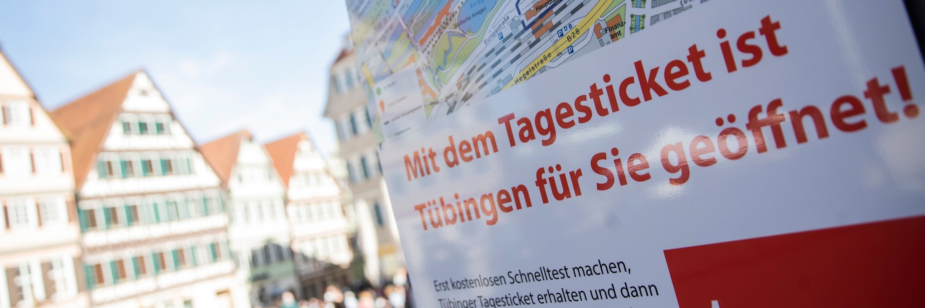 Auf dem Tübinger Rathausplatz hängt ein Schild mit der Aufschrift "Mit dem Tagesticket ist Tübingen für Sie geöffnet!" Nun ist das Modellprojekt beendet.