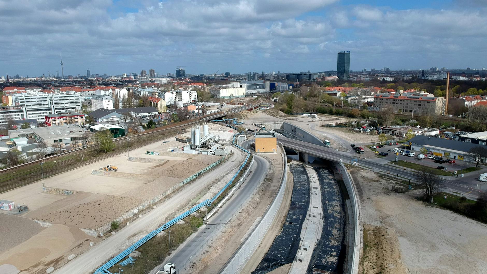 ... und hier der Blick in Richtung Treptow. Links verläuft die Ringbahn, die von der Autobahn unterquert wird.