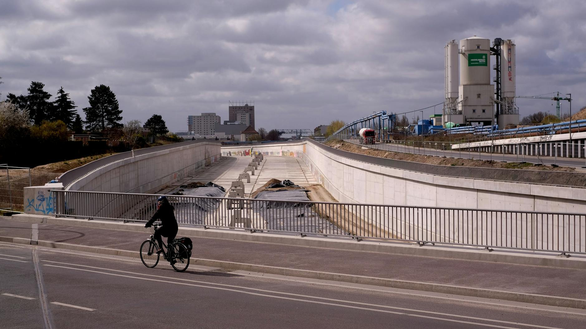 2024 sollen hier Autos rollen. Ein Blick auf den 16. Bauabschnitt der A100 von der Brücke Kiefholzstraße in Treptow.