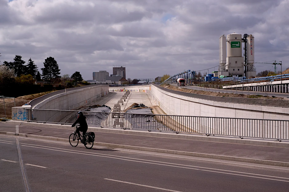 2024 sollen hier Autos rollen. Ein Blick auf den 16. Bauabschnitt der A100 von der Brücke Kiefholzstraße in Treptow.