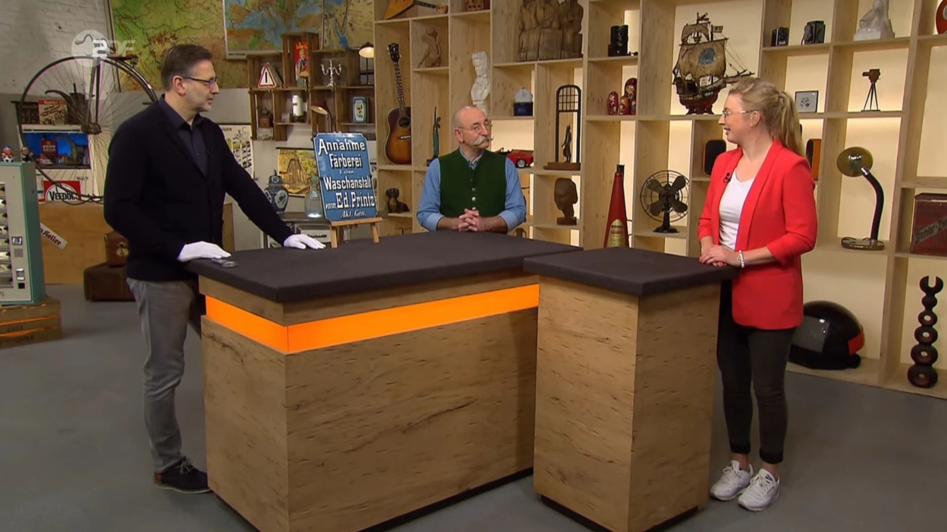 Freut sich über die Expertise:&nbsp;„Bares für Rares“-Kandidatin Julia.