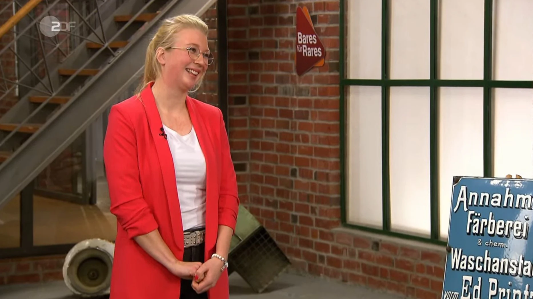Julia kann ihr Glück kaum fassen: Die&nbsp;„Bares für Rares“-Händler zoffen sich um ihr altes Schild.